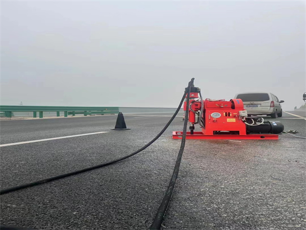 拉孜马路路基路面开裂下沉注浆加固灌浆